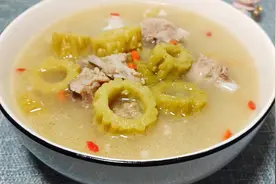苦瓜排骨汤做法，清淡好吃不油腻，夏天喝点苦瓜汤真是不错