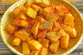 小土豆怎么做才好吃，2分钟教会你，一出锅焦香酥脆又绵软咸香