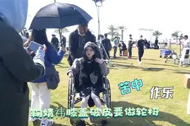 女星娇气差距有多大？鞠婧祎膝盖破皮坐轮椅，杨颖惹怒导演视频封面