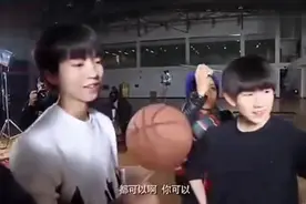 片场拍摄花絮：王俊凯不断推倒王源，两兄弟的互动太搞笑了！视频封面