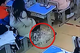 女生走进教室上课，坐下后羽绒服突然爆炸，一声巨响逗乐全班同学视频封面