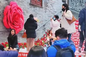 杭州地铁口惊现玫瑰瀑布，游客驻足打卡，网友：杭州是懂浪漫的！视频封面