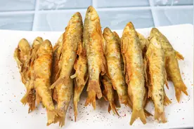 想吃干炸小白条不用出去买了，大厨教你在家做，焦香酥脆吃不够视频封面