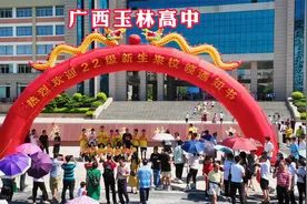玉林高中22级新生领取录取通知书仪式感满满