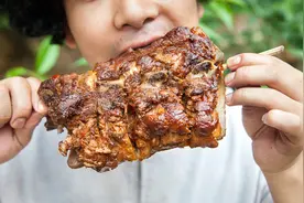 猪脊骨一整块红烧，大口大口地啃，真带劲