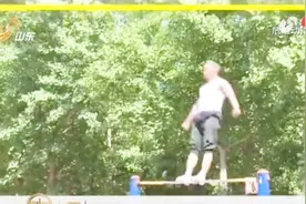 沈阳69岁大爷有绝活，在单杠上360度大旋转，不仅手能转脚也能转视频封面