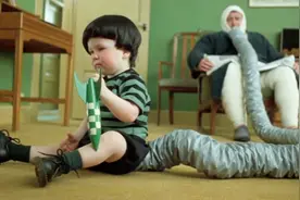 男孩天生爱放屁，爸爸都被迫离家出走，最后才发现自己的用武之地