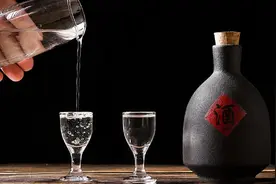 新冠病毒对酒精特别敏感？研究证明喝高度白酒可以预防新冠？视频封面