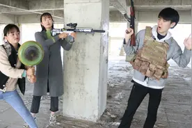 绝地求生真人版：姐姐和敌人AK钢枪，妹超大平底锅诱敌，成功吃鸡视频封面