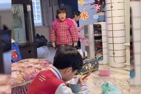 济南：异卵三胞胎上学，哥哥太磨叽气的妹妹直发飙，网友看后笑翻视频封面