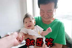二姨煮东北浑蛋，大姐炒一绝土豆片，二宝是真省事，见人就笑视频封面