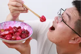 全网最绝的黑暗料理“爆炒水果”，吃一口差点笑喷，味道简直绝了