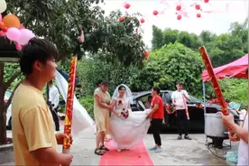广西一帅哥结婚，带着新娘到家，胖胖的一副旺夫相视频封面