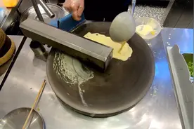 韩国小伙自创的自动煎饼机，倒上面糊瞬间成煎饼，非常快捷省事视频封面