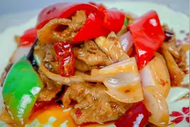 厨师长教你肉片滑嫩不老的炒法，步骤很详细，标准的酒店做法