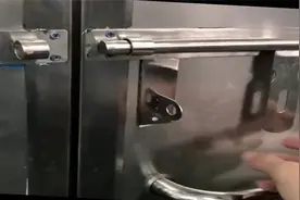 搞笑视频：倒车请注意倒车请注意。快跑。你看我不是跟你们说了吗视频封面