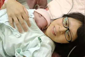 刚出生的新生儿宝宝在妈妈怀里不哭不闹，看来他认识妈妈的味道！视频封面