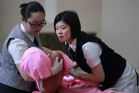 上海85后美女入殓师吴津娜：服务过75000具尸体，从不参加婚礼视频封面