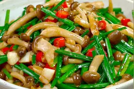 蘑菇像这样简单的炒一炒，色香味俱全，全家老少都爱吃