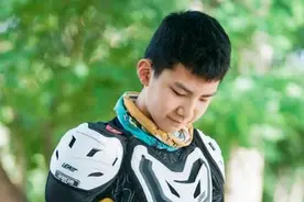 《爸哪》胡军儿子长大了！11岁康康长青春痘，“硬汉”气质很像爸视频封面