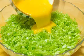 一颗白菜2个鸡蛋，教你懒人早餐新吃法，手不沾面，比吃馅饼还香