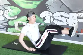 虐腹最有效的卷腹动作？帅哥亲自示范，一定要坚持才有效