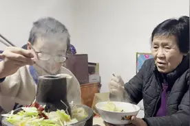 天宇放假回老家，爸爸给他们做腌缸肉暖锅，奶奶孙子抢着吃真香视频封面