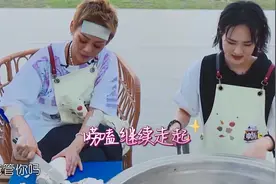 姚安娜上节目跪着切菜，罕谈父亲任正非，曝家里妈妈比爸爸管得多