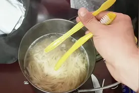 昆明徒步江西第62天，夜宵白水煮面条，没有筷子用牙刷来吃视频封面