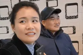 大衣哥近况曝光，和好友相聚情绪低落，一脸闷闷不乐笑容勉强