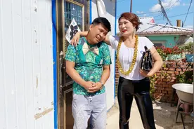 搞笑：得知租房小伙还单身，美女包租婆一把搂入怀中当老公，爆笑视频封面