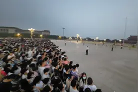北漂小伙天安门广场通宵排队，百米冲刺般抢C位看升旗，现场震撼视频封面