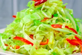 两分钟教你做一道清炒包菜，原汁原味，脆嫩可口，上桌瞬间被秒光