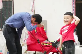 爷爷正在打扫院子，小欧趁机给爷爷开玩笑，爷爷哭笑不得视频封面