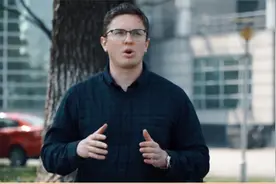 老外眼中五菱神车有多神？上山下河都开不坏 ，保时捷也比不过它视频封面