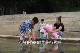 短剧：美女抱着花去河边向心仪的男生告白，结局被男人狠心拒绝视频封面