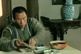 狼烟北平：文三终于吃上一顿北京烤鸭，连盘子都舔干净，馋死人了视频封面