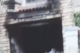 无人居住的别墅突发大火，邻居发现紧急报警，及时扑救无人员伤亡视频封面