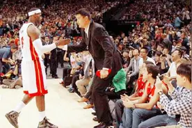 这就是影响力！姚明退役后回NBA看球全场致敬，詹皇主动握手致意视频封面