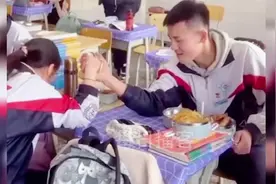 爆笑合集：学生时代前后桌干过的那些事，满满的回忆！视频封面