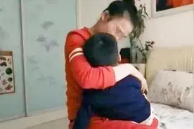 12岁的大男孩每天要吃3次母乳，宝妈无奈送到医院，医生：治不了视频封面