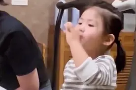 小女孩用小酒杯喝饮料，一饮而尽气势十足，网友：笑容太治愈了视频封面