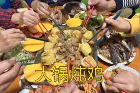 市场买只7斤重大公鸡，大锅炖上再炒锅鸡血，一大桌子最馋哪样？