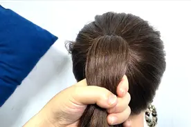 这扎发技巧确实好用，中长发夏天就这么扎，发型干净好看