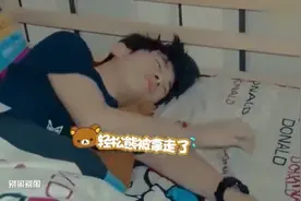 突袭TFBOYS宿舍：三只都睡得正香，王源被迫叫醒营业视频封面