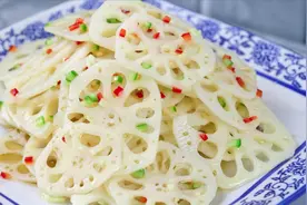 饭店“凉拌藕片”为啥那么好吃？大厨教你小技巧，清脆爽口不变黑视频封面