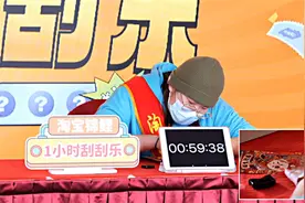 女生1小时狂刮594张彩票中7170元，直播超80万网友观看视频封面