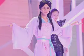 侯明昊爆笑名场面：扮汉服女装激情热舞，众人的眼睛都看直了