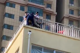 山东滕州大男孩跳6楼？不愿上学与父母吵架，几个警察消防才抬下视频封面