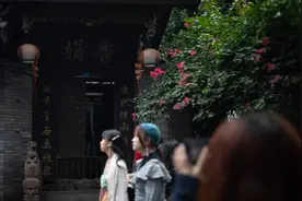 宽窄巷子原住居民网络走红 记者探访：私宅是老夫妻80年代购买